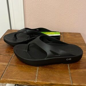 Oofos Sandals NWT men’s size 5, women’s size 7